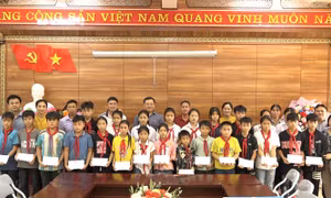 Học sinh hai trường vùng khó ở Lào Cai nhận sách mới 