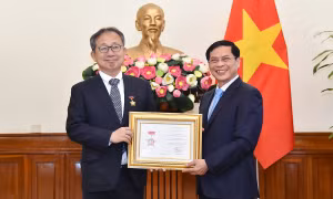 Trao tặng Kỷ niệm chương 'Vì sự nghiệp ngoại giao Việt Nam' cho Đại sứ Nhật Bản Yamada Takio
