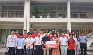 Đại học Bách khoa Hà Nội trao học bổng cho sinh viên có hoàn cảnh khó khăn 