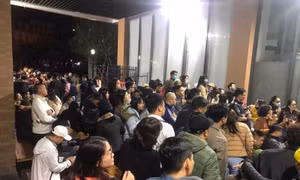 Nhiều phụ huynh xếp hàng xuyên đêm để có chỗ cho con trải nghiệm lớp 1