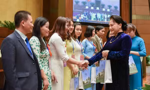 Chủ tịch Quốc hội tặng quà, chúc mừng các nhà giáo tiêu biểu. Ảnh: MO