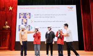 Hàng nghìn sinh viên Đại học Bách khoa Hà Nội hào hứng tìm hiểu an toàn giao thông