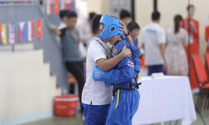 Những cái ôm ở Đại hội Thể thao học sinh Đông Nam Á lần thứ 13 