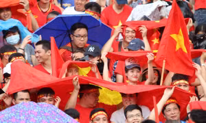 Bất chấp mưa, gió cổ động viên vẫn nhiệt tình cổ vũ cho U23 Việt Nam trên sân Hàng Đẫy