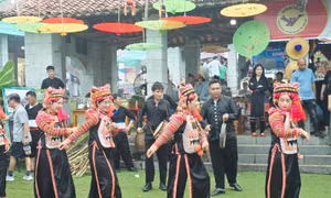 Đồng bào dân tộc Hà Nhì giới thiệu điệu múa tại phiên chợ