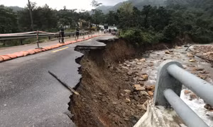 Điểm sụt lở nghiêm trọng qua cầu Tà Lềnh trên đường Hồ Chí Minh qua miền Trung. Ảnh: TCĐBVN.