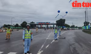 Các lực lượng chức năng phân luồng thu phí ETC từ xa.