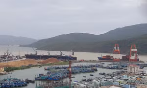 Cảng Quy Nhơn đang trong quá trình bổ sung xây dựng.
