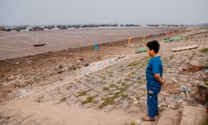Rác thải tràn bờ biển Giao Hải, khiến ai cũng nản lòng.
