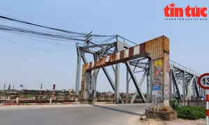 Nhếch nhác cổng chào cầu Đuống.