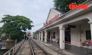 Nhân viên đường sắt đón tiếp, hướng dẫn du khách ngay từ cổng lên Ga Long Biên phía phố Trần Nhật Duật.