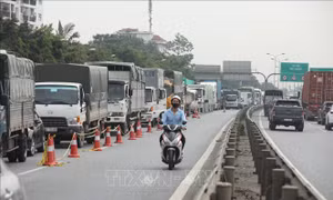 Xuất hiện tình trạng ùn tắc cục bộ tại chốt kiểm soát số 5, cầu Phù Đổng. Ảnh: Minh Quyết/TTXVN.