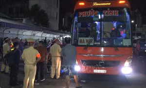 Xe khách 'hết cửa' nhồi nhét