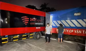 Xếp dỡ hàng hóa, nhu yếu phẩm lên toa tàu trước khi vận chuyển vào TP Hồ Chí Minh.
