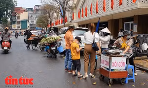 Cảnh nhếch nhác "chợ cóc" di động trước cửa chợ Đồng Xuân (quận Hoàn Kiếm).