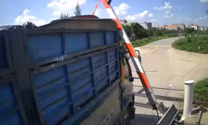 Xử lý nghiêm hành vi cố tình vượt đường ngang gây mất an toàn giao thông đường sắt