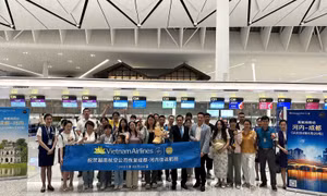 Hành khách hạ cánh tại sân bay Thành Đô.