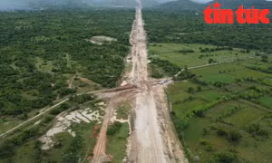 Thi công cao tốc Cam Lâm - Vĩnh Hảo.