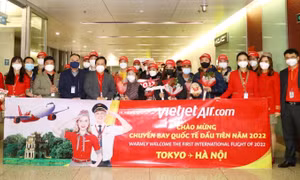Chuyến bay Vietjet đón những vị khách quốc tế đầu tiên sáng 1/1/2022.