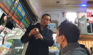 Tổng cục trưởng Nguyễn Văn Huyện kiểm tra giấy phép lái xe của lái xe tuyến Vinh-Hà Nội.