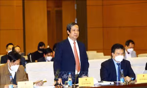 Bộ trưởng Bộ Giáo dục và Đào tạo Nguyễn Kim Sơn phát biểu tại phiên giải trình. Ảnh: An Đăng/TTXVN.