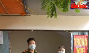 Thiếu úy công an sát cánh cùng tổ dân phố xây dựng 'pháo đài' chống dịch 