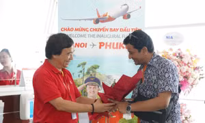 Phó Tổng giám đốc Vietjet Nguyễn Đức Thịnh chào mừng các hành khách trên chuyến bay khai trương Hà Nội - Phuket.
