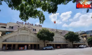 Chợ Đồng Xuân (quận Hoàn Kiếm) "nội bất xuất, ngoại bất nhập" cả 4 cửa ra vào Đông, Tây, Nam, Bắc.