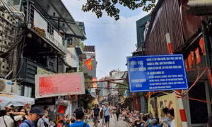 Khu vực nguy hiểm, nhưng người dân và du khách "bàng quang".