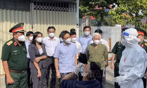Phó Thủ tướng Vũ Đức Đam làm việc với lãnh đạo thành phố Thuận An. Ảnh: TTXVN.