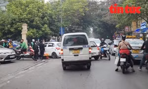 Phương tiện giao thông thì dừng đỗ, ra vào lộn xộn, cộng với hàng quán mọc lên vô tội vạ, đã khiến khu vực cổng Bệnh viện Việt Đức trở thành "điểm nóng" ùn tắc giao thông hàng ngày. 