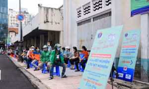 Bà con chợ Bến Thành xếp hàng đợi xét nghiệm.