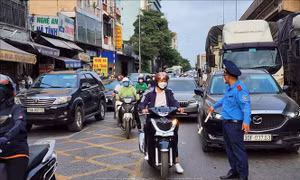 Nghiêm cấm cán bộ can thiệp vào xử lý vi phạm giao thông. Ảnh: TTXVN