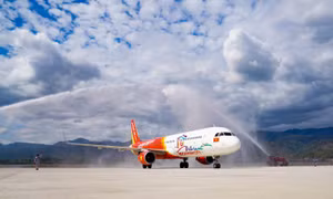 Máy bay Vietjet hạ cánh xuống Sân bay Điện Biên.