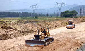 Lù lèn nền đường trên đoạn tuyến cao tốc Cam Lộ-La Sơn.