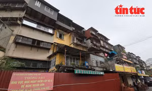 Cận cảnh tòa nhà khu tập thể G6A nguy hiểm cấp độ D sau hàng rào tôn.