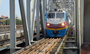 Thử tải tàu đường sắt qua Cầu Đuống sáng 13/9.