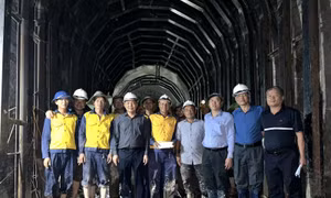 Lãnh đạo và công nhân ngành Đường sắt tại hiện trường thông hầm Bãi Gió.