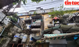 "Ám ảnh" trước tình trạng cơi nới vị trí để bồn nước, "chuồng cọp" tại Khu tập thể Nguyễn Công Trứ. 