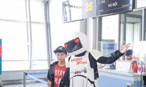 Vietjet mang tới cho những khách nhỏ tuổi của mình món quà bất ngờ là sự xuất hiện của các chiến binh robot.
