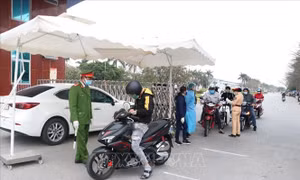 Lực lượng chức năng kiểm tra phòng dịch tại Hải Dương. Ảnh: TTXVN.