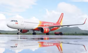 Chuyến bay khai trương đường bay của Vietjet kết nối Phú Quốc với New Delhi, Mumbai (Ấn Độ) được chào đón với nghi thức vòi rồng sáng 9/9 tại sân bay Phú Quốc.