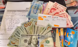 Du khách quốc tế được trao trả số ngoại tệ trị giá trên 125 triệu đồng bỏ quên 