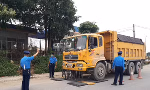 Thanh tra giao thông cân KSTTX trên QL21. Ảnh: XC.