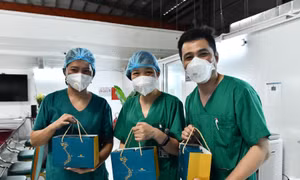 Các y, bác sỹ tại bệnh viện dã chiến kịp thời nhận những túi bánh trung thu động viên tinh thần.