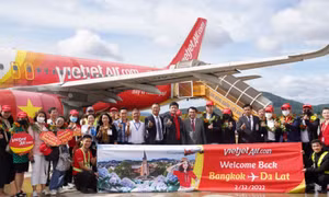 Chuyến bay VZ940 từ Băng Cốc đến Đà Lạt được đại diện lãnh đạo tỉnh Lâm Đồng và Vietjet chào mừng.