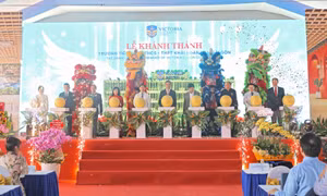 Các đại biểu thực hiện nghi thức khánh thành Trường Tiểu học-THCS-THPT Khải Hoàn - Nam Sài Gòn (Victoria School). 