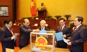 Tổng Bí thư Nguyễn Phú Trọng và các đồng chí lãnh đạo Đảng, Nhà nước bỏ phiếu phê chuẩn danh sách Phó Chủ tịch và một số Ủy viên Hội đồng Quốc phòng và An ninh. Ảnh: Trí Dũng/TTXVN.