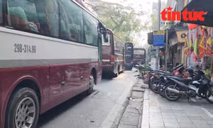 Tình trạng cả đoàn gần chục xe hợp đồng xếp hàng nối đuôi nhau lấp kín phố cổ.