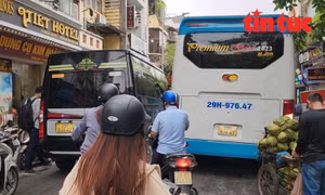 Lòng đường các tuyến phố cổ chỉ vừa đủ 2 xe ô tô chạy song song, nên người đi xe gắn máy phía sau chỉ còn biết "ì ạch" theo sau...   